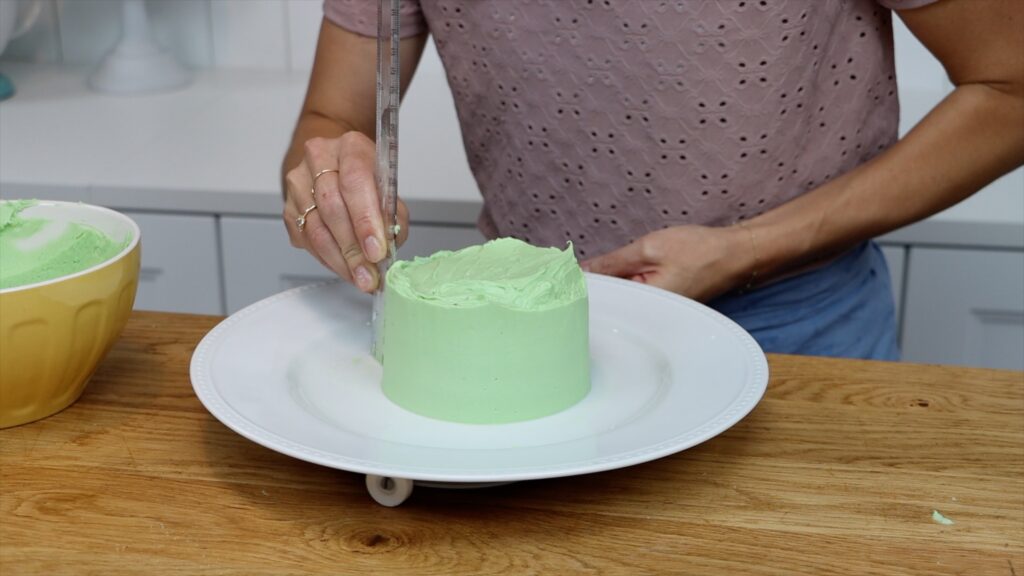 frosting a cake without tools with a microwave turntable hack