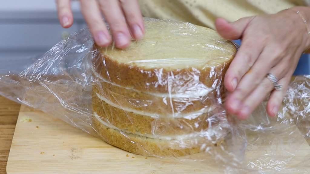 how to transport a cake in a cake pan