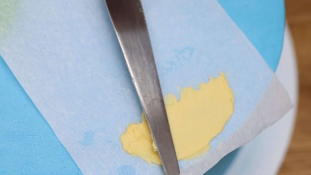 how to use stencils to make characters on cakes