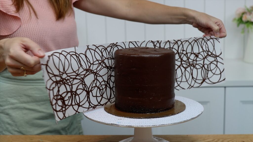 how to wrap a cake with a chocolate pattern