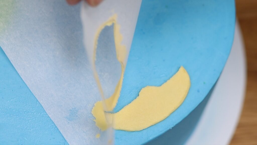 using stencils for character cakes for birthday cakes