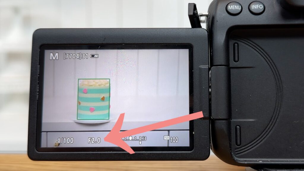 how to change the focus to make the background blurry for cake photos