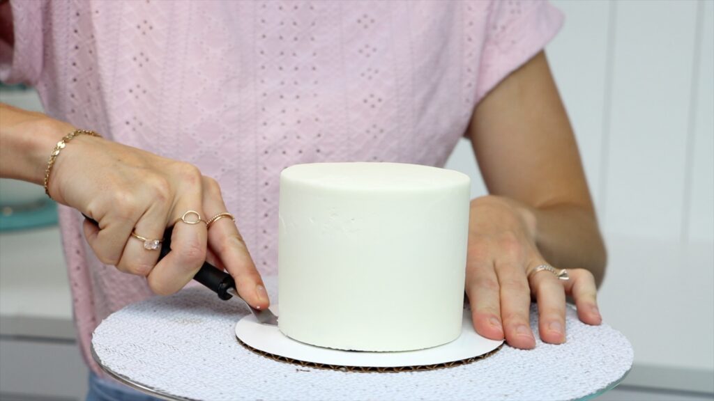 how to center a cake on a cake board