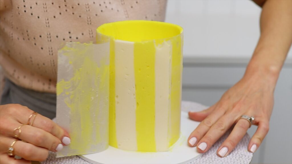 how to make vertical stripes with a striped cake comb