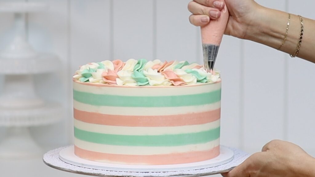 how to pipe a rope border onto a cake