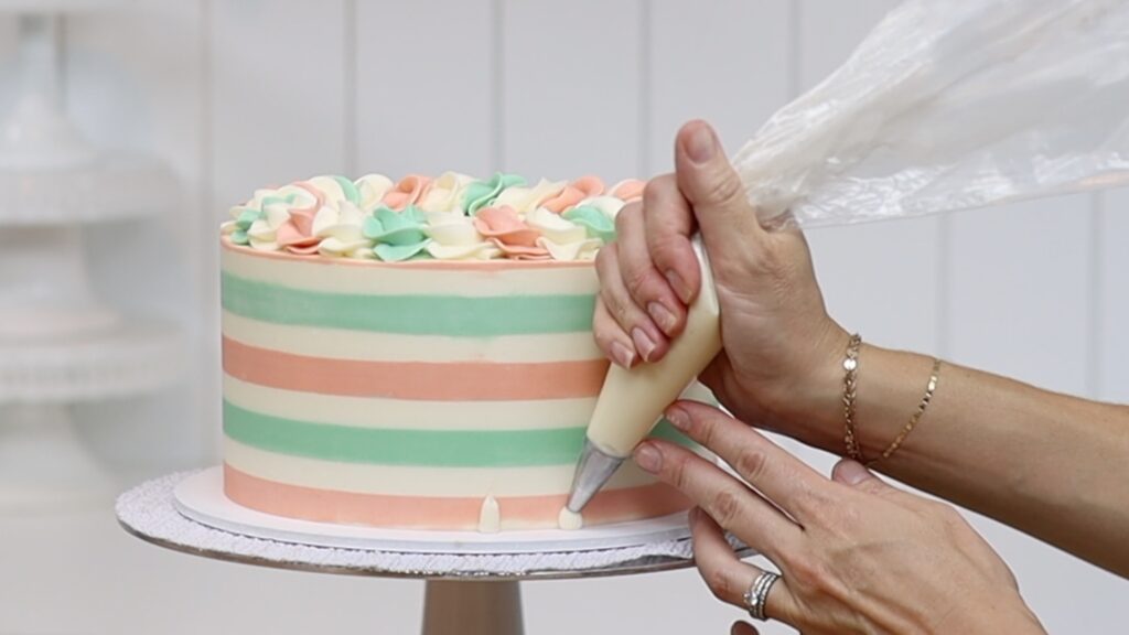 how to pipe christmas trees onto a cake