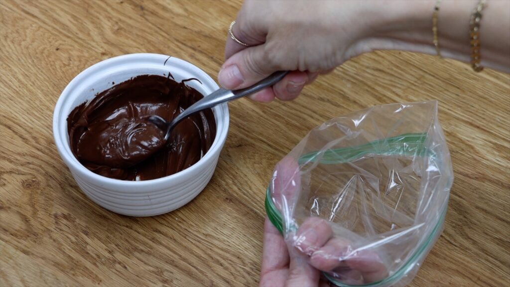 make a piping bag for chocolate with a sandwich bag like a ziploc bag