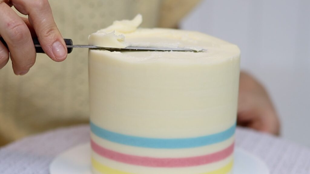 use a knife to cut buttercream frosting on cakes