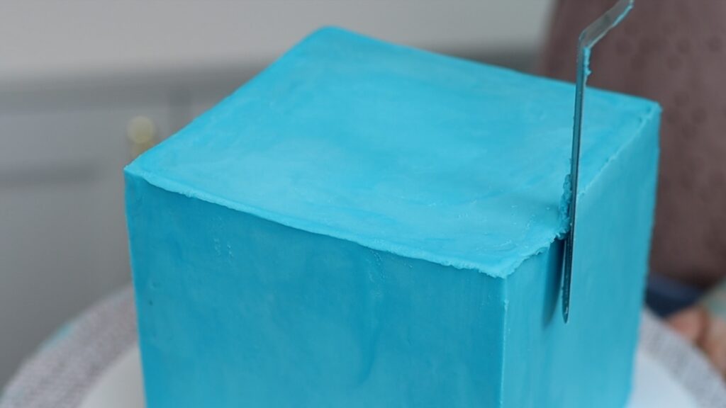 how to get sharp edges on a square cake