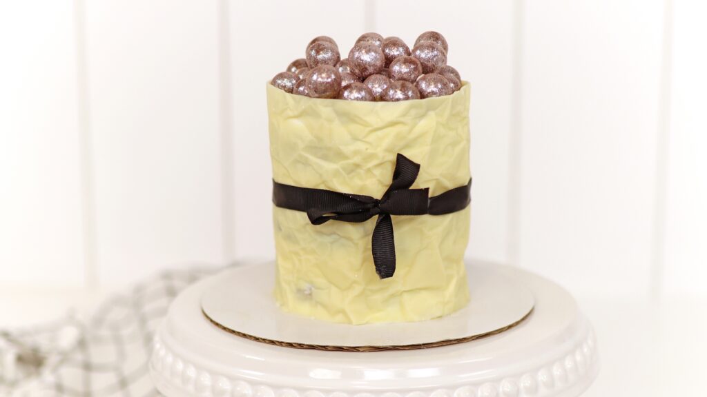 white chocolate wrap collar cake