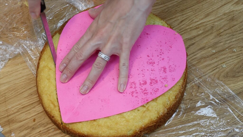 cut a heat cake from a round cake