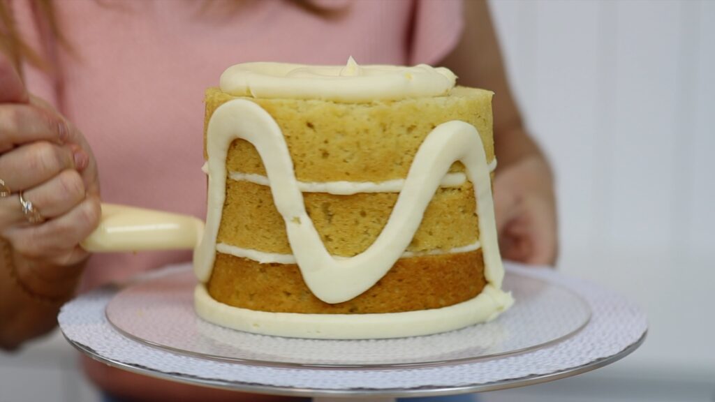 how to frost a cake with piping bags