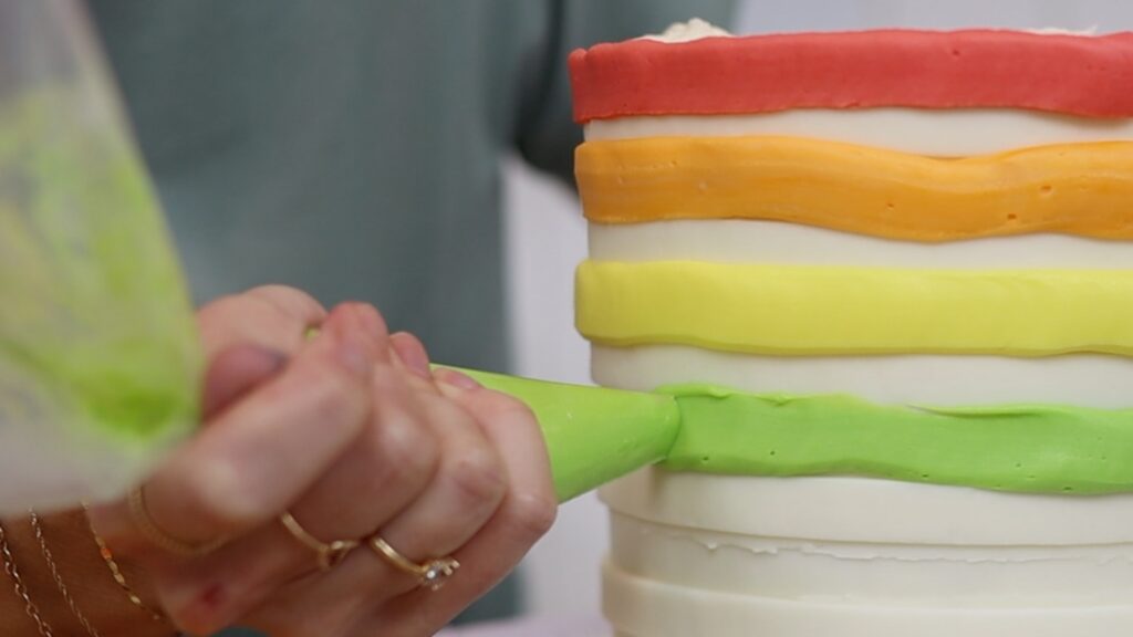 how to pipe rainbow striped frosting