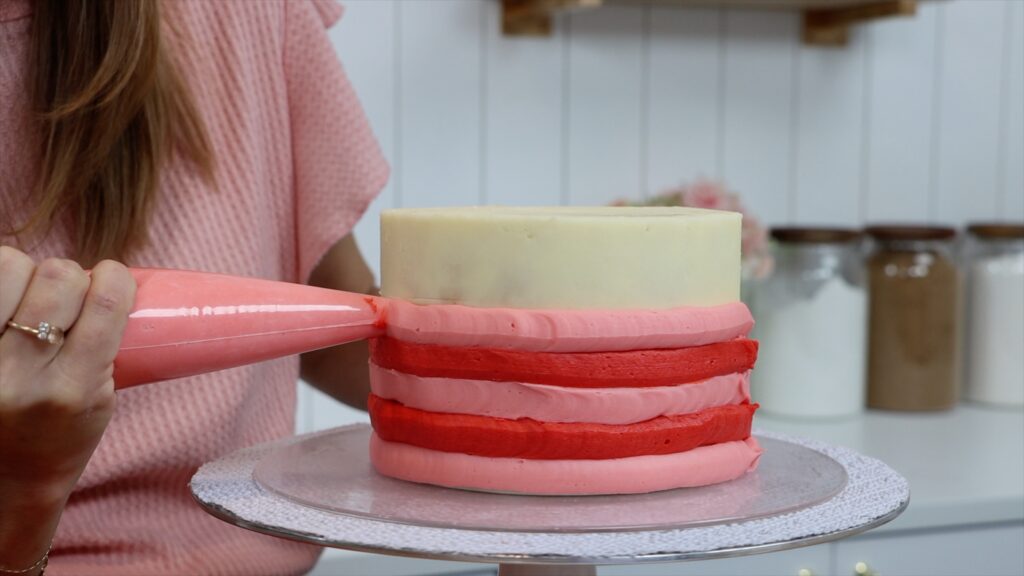 how to pipe stripes on a buttercream cake