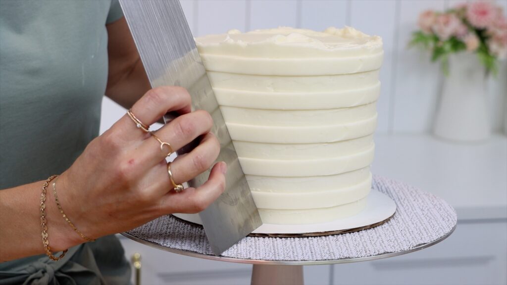 how to pipe stripes on half the cake on a diagonal