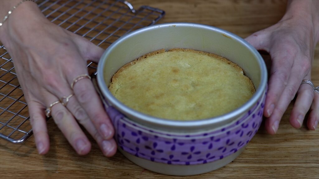 how to prevent domes and bake flat cakes using baking strips