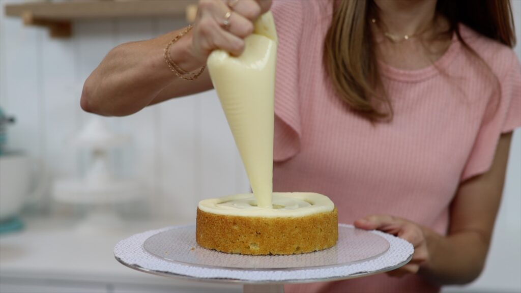 how to use piping bags for filling a cake