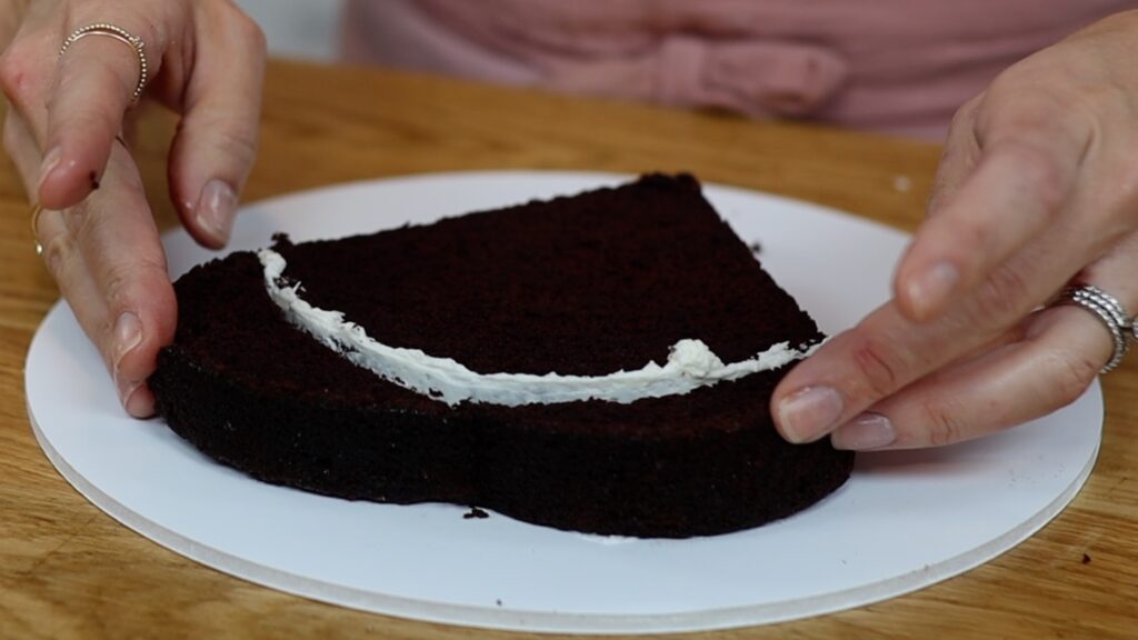 turn a round cake into a heart cake