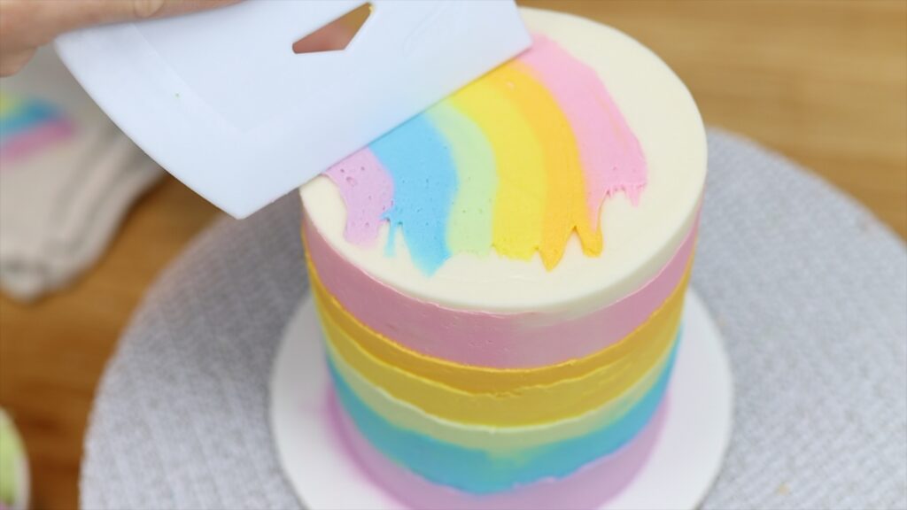 use a cake comb to make a rainbow cake