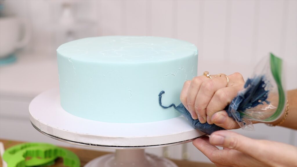 using a ziplock bag instead of piping bag for cake decorating