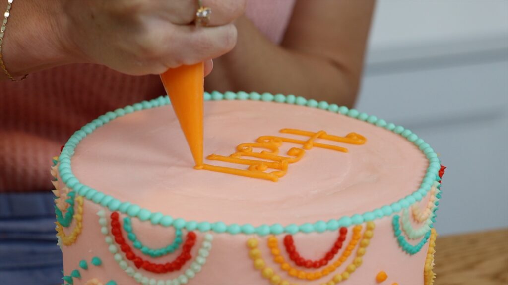 writing messages on cakes with piping bags