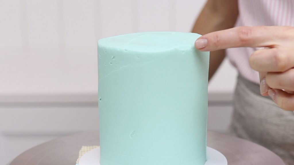 cake struggles with gaps in top edge of frosting on cake are caused by not spreading the frosting high enough