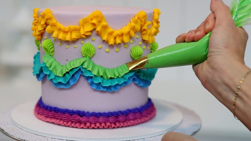 how to layer piping on vintage cakes