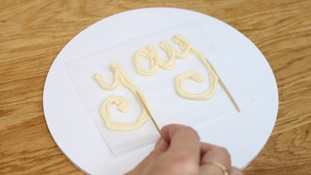 how to make a cake topper with chocolate