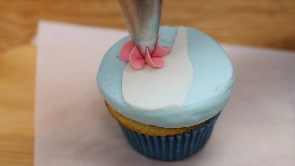 how to pipe drop flowers onto cupcakes with a 1M tip