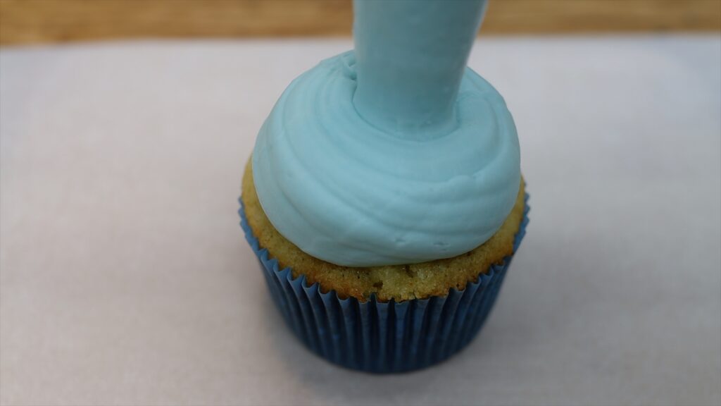 how to pipe flat top cupcakes