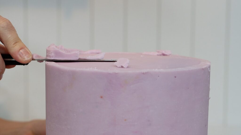 use a knife to cut the frosting for cake struggles with sharp top edges