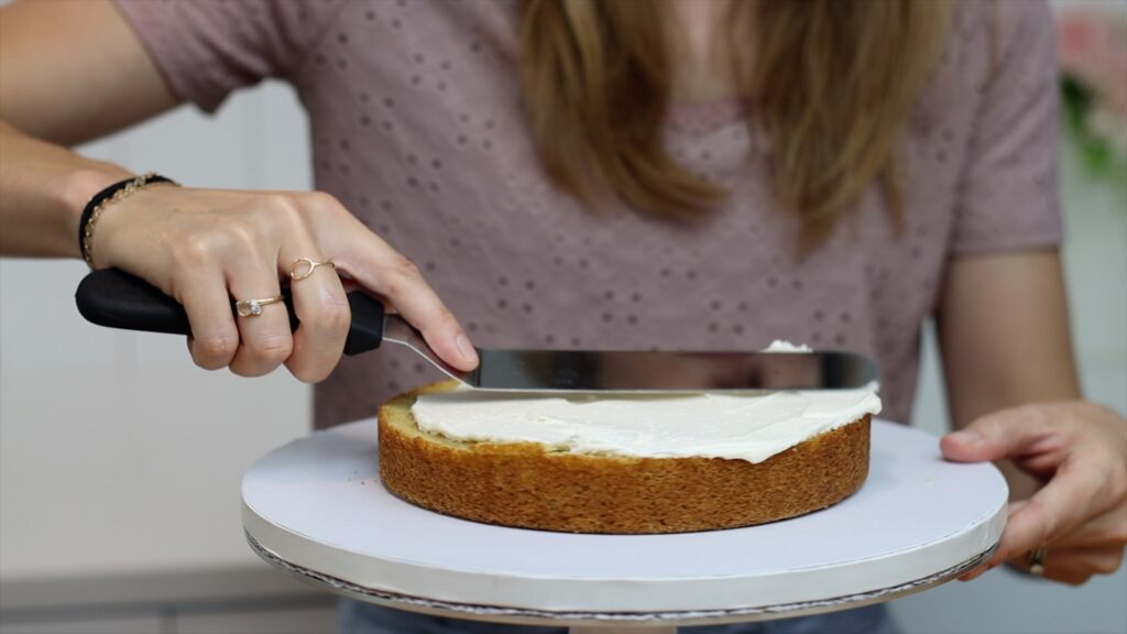 how to spread filling onto layer cakes