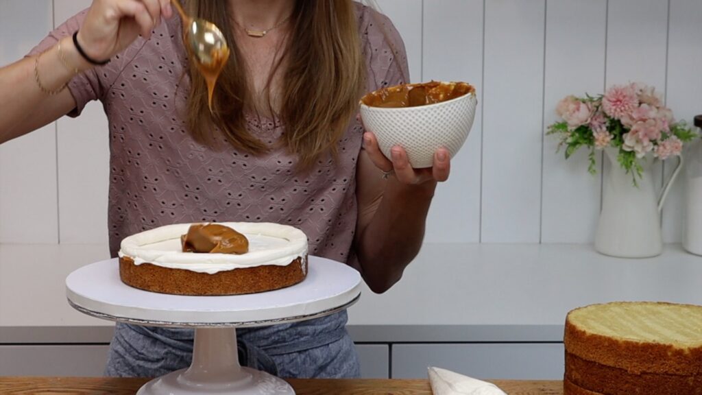 how to use buttercream dams on layer cakes