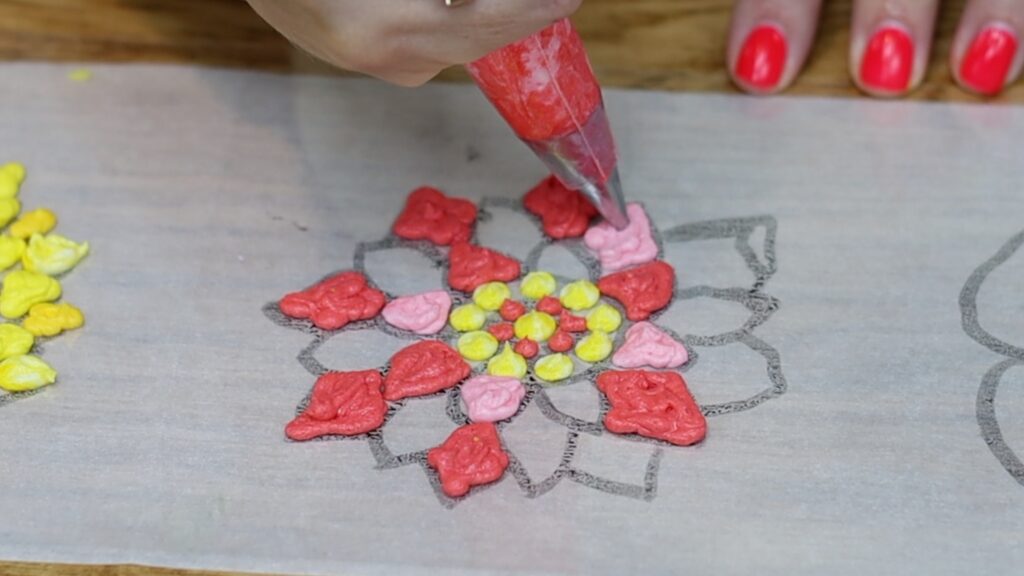piping a mosaic cake design