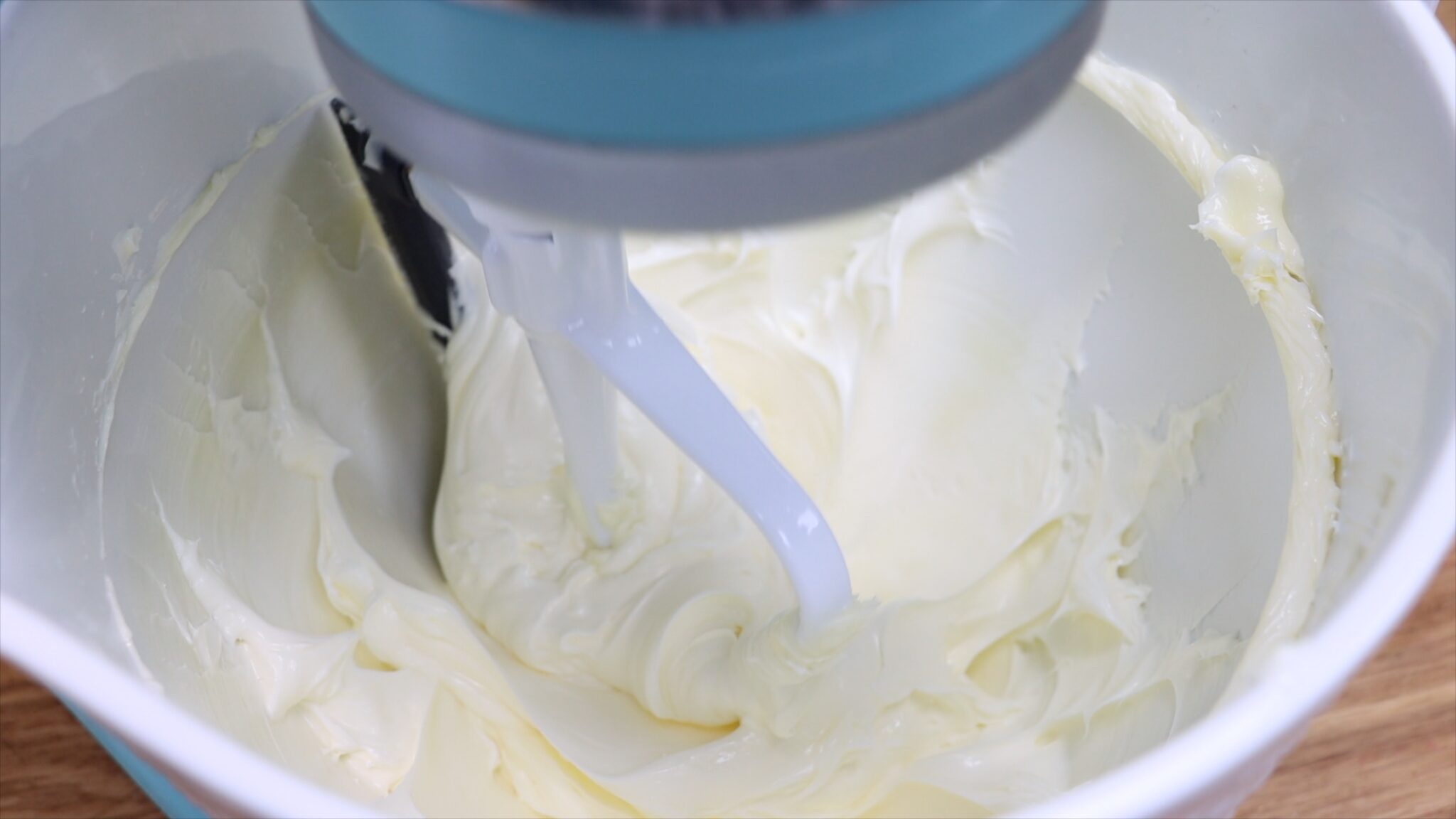 4 Hacks for White Buttercream Frosting British Girl Bakes