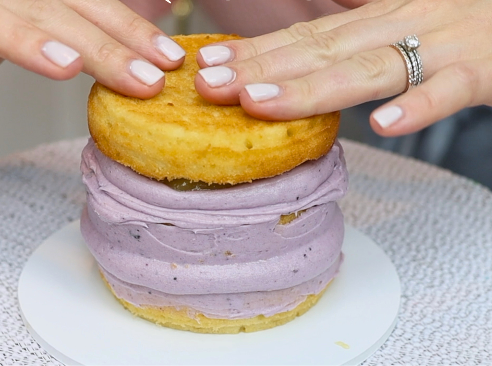 Bulge in buttercream filling between layers on a cake