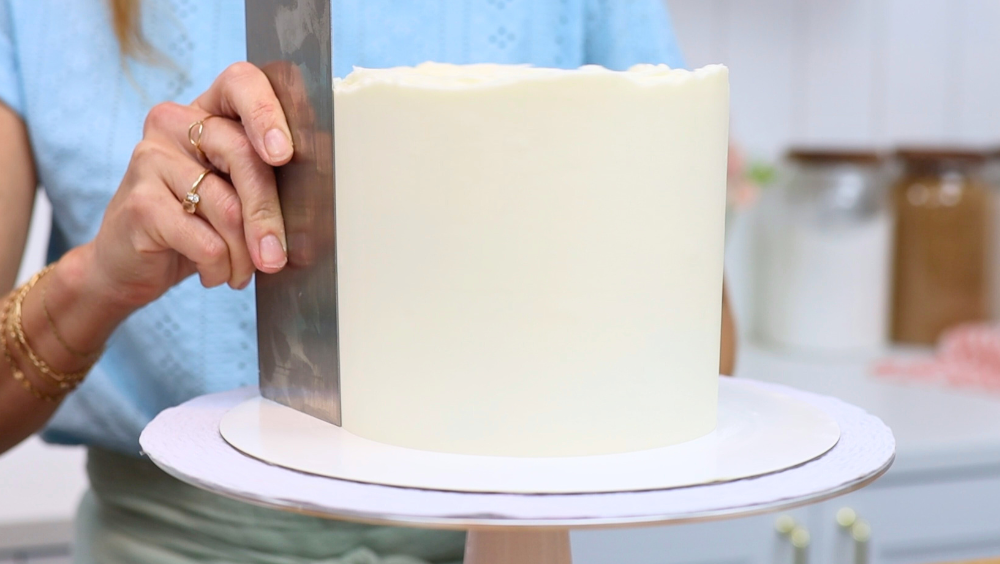 Using a warm metal cake comb on buttercream without discolouring frosting