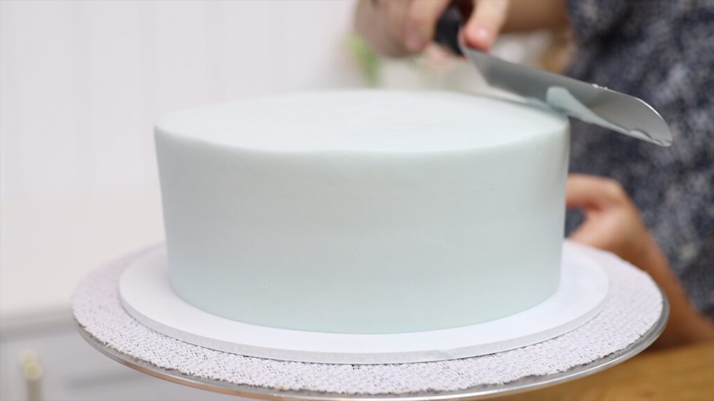 leaving trails of buttercream on the top edge of a cake because there is leftover buttercream still on the offset spatula or palette knife